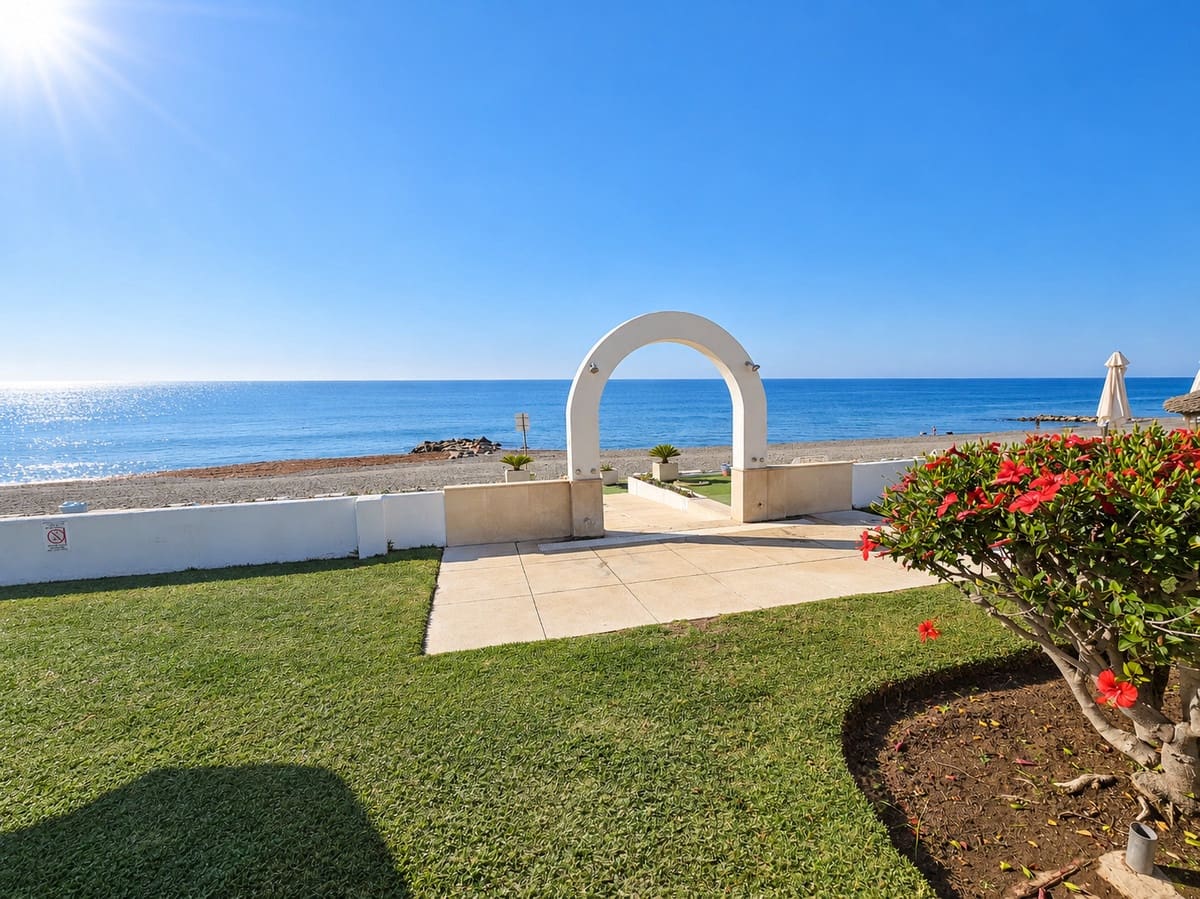 2 soverom Strandleiligheter til salgs i Guadalmina med svømmebasseng garasje - € 950 000 (Ref: 10142562)
