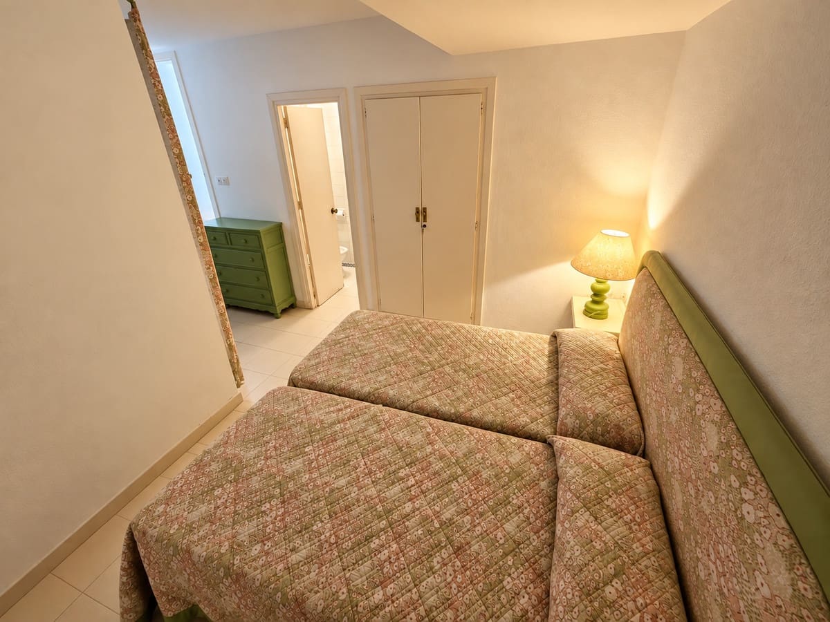 2 soverom Strandleiligheter til salgs i Guadalmina med svømmebasseng garasje - € 950 000 (Ref: 10142562)