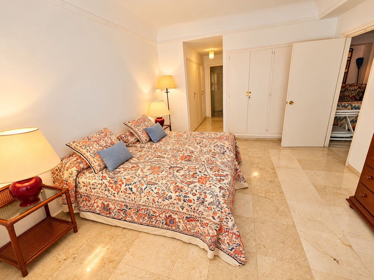 2 soverom Strandleiligheter til salgs i Guadalmina med svømmebasseng garasje - € 950 000 (Ref: 10142562)