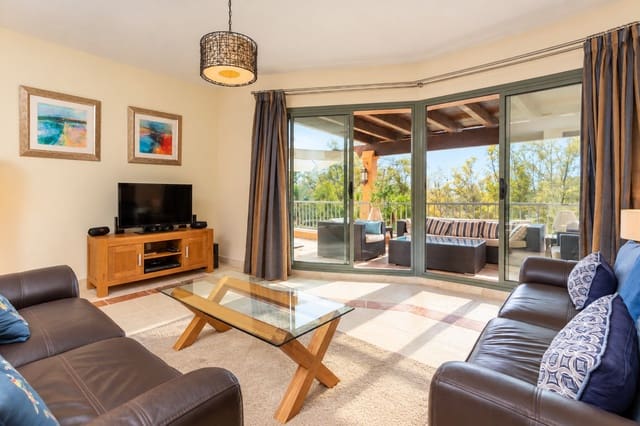 3 sypialnia Penthouse na sprzedaż w Atalaya-Isdabe, Estepona z basenem garażem - 820 000 € (Ref: 10166634)