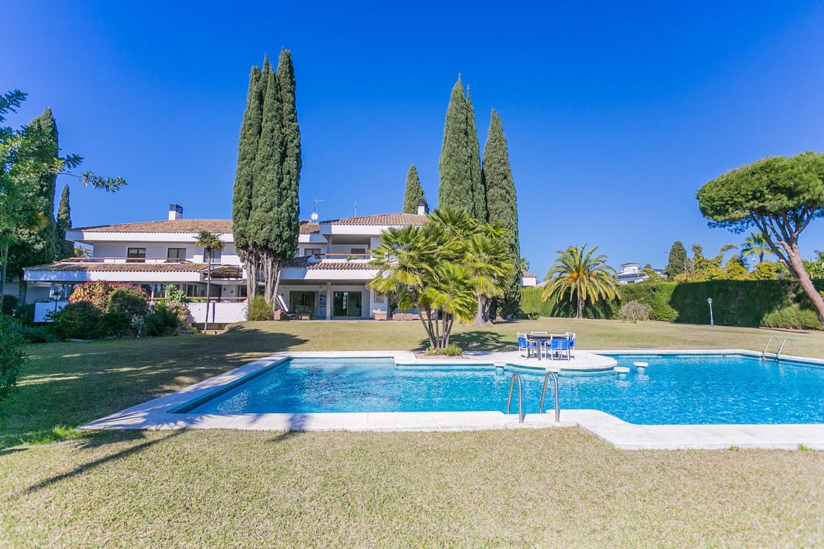 9 sypialnia Willa na sprzedaż w Guadalmina z basenem garażem - 6 200 000 € (Ref: 8220355)