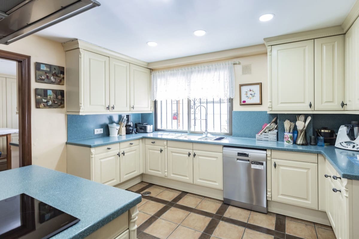 9 sypialnia Willa na sprzedaż w Guadalmina z basenem garażem - 6 200 000 € (Ref: 8220355)