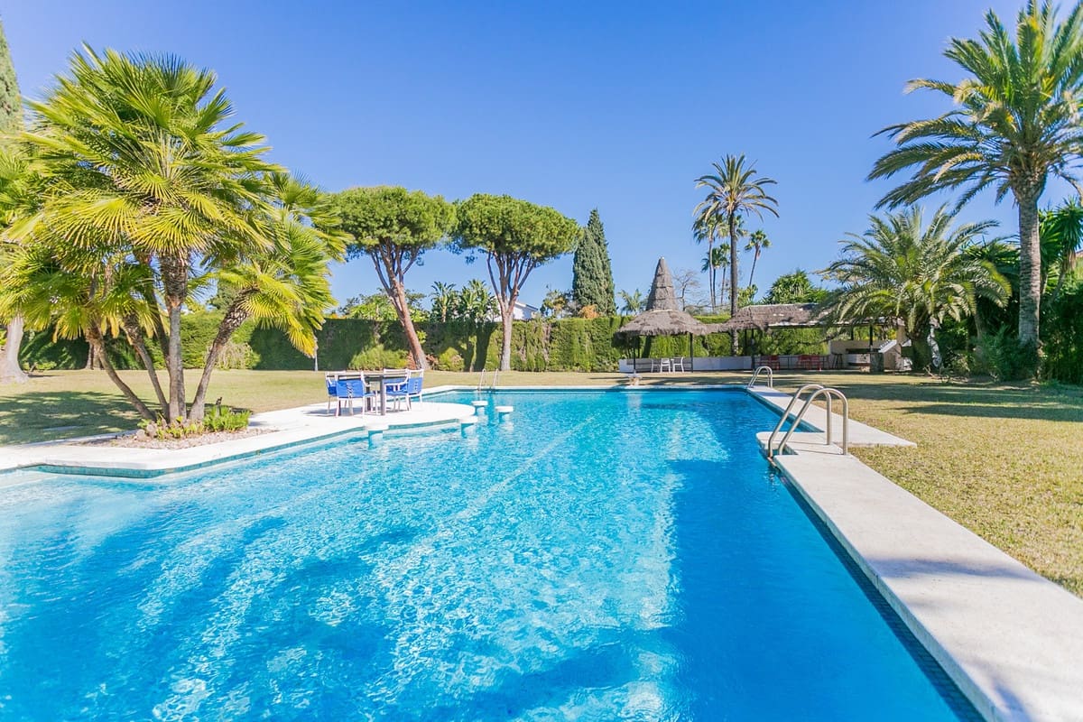 9 sypialnia Willa na sprzedaż w Guadalmina z basenem garażem - 6 200 000 € (Ref: 8220355)