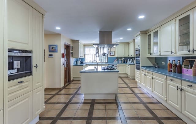 9 sypialnia Willa na sprzedaż w Guadalmina Baja, Marbella z basenem garażem - 6 200 000 € (Ref: 8220355)