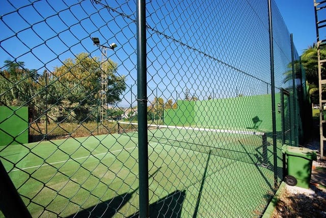 4 bedroom Penthouse for sale in Guadalmina Alta, Marbella with pool garage - € 570,000 (Ref: 8335638)