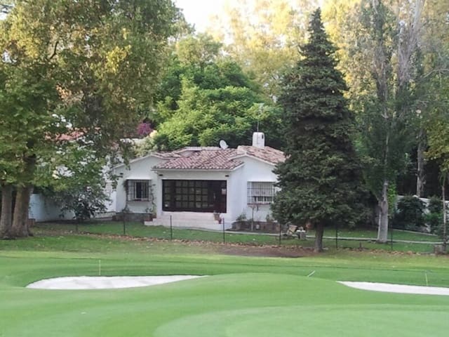 3 sypialnia Willa na sprzedaż w Guadalmina Alta, Marbella z garażem - 1 050 000 € (Ref: 8665935)