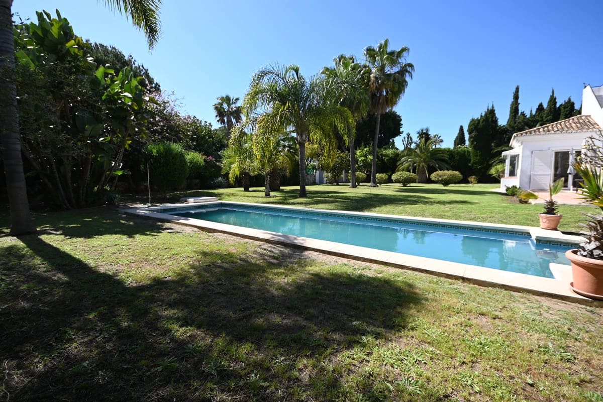 3 soveværelse Villa til salg i Guadalmina med swimmingpool garage - € 3.750.000 (Ref: 8825161)