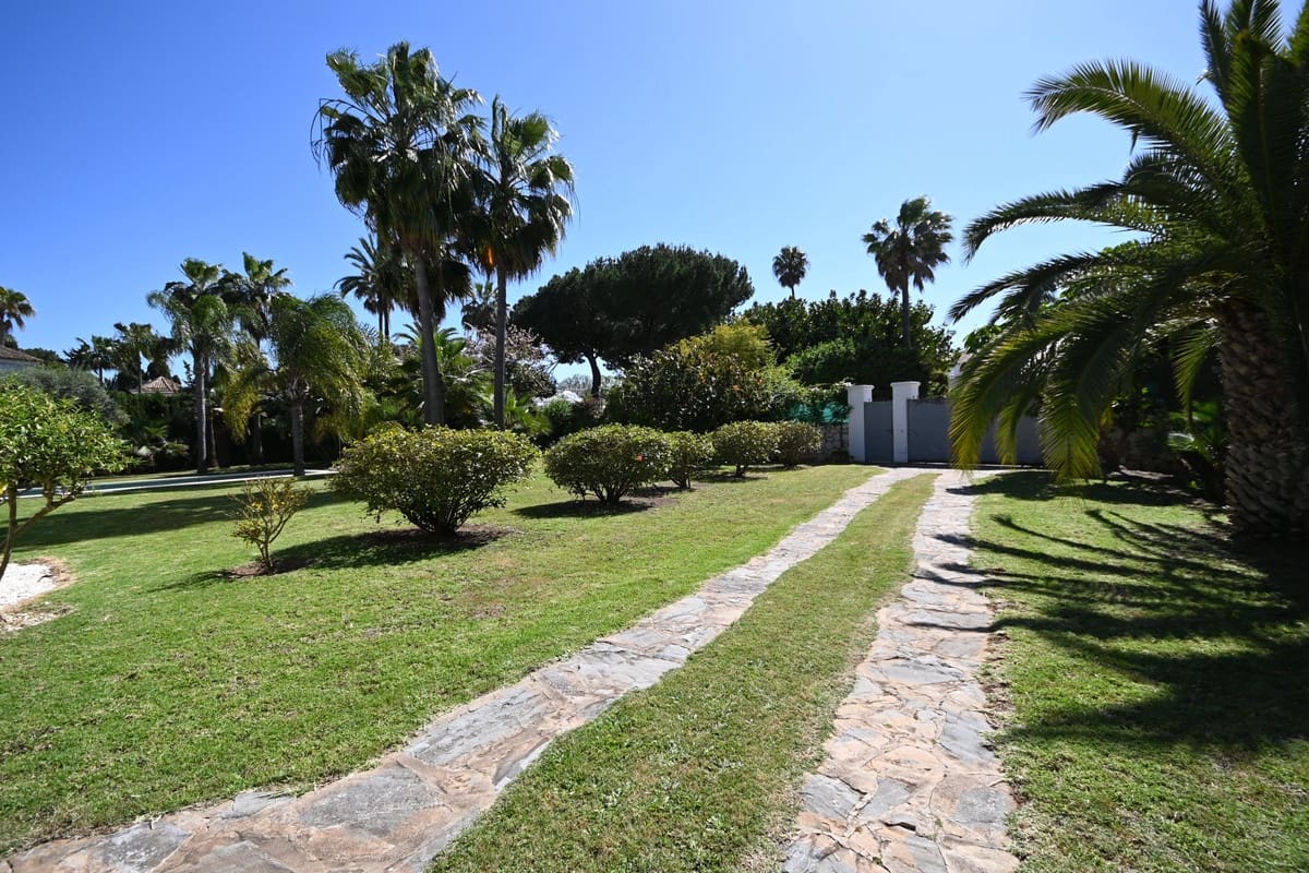 3 soveværelse Villa til salg i Guadalmina med swimmingpool garage - € 3.750.000 (Ref: 8825161)