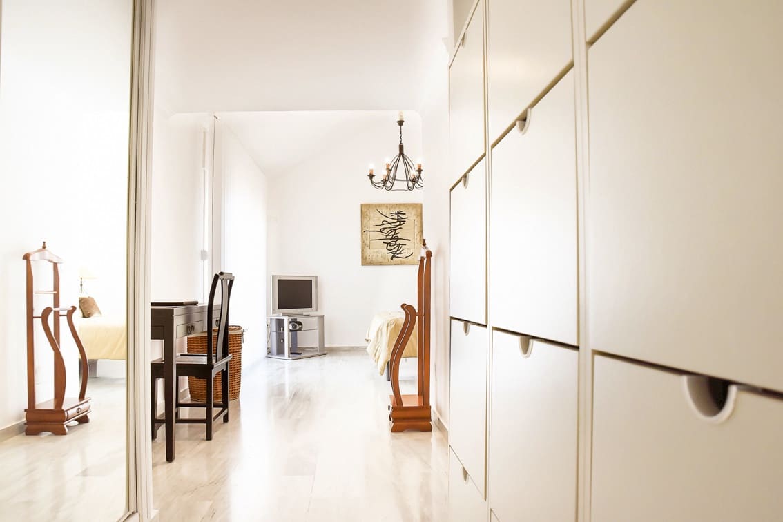 Ático de 3 habitaciones en Guadalmina en alquiler con piscina garaje - 3.200 € (Ref: 9001254)