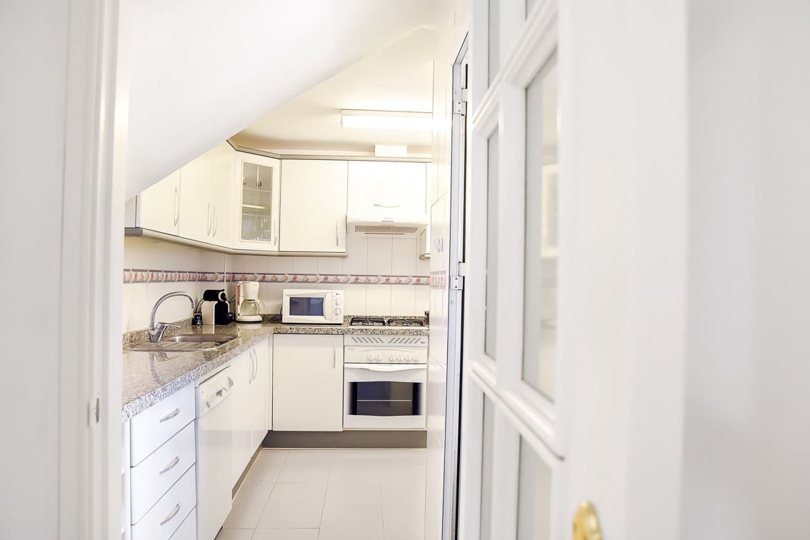 Ático de 3 habitaciones en Guadalmina en alquiler con piscina garaje - 3.200 € (Ref: 9001254)