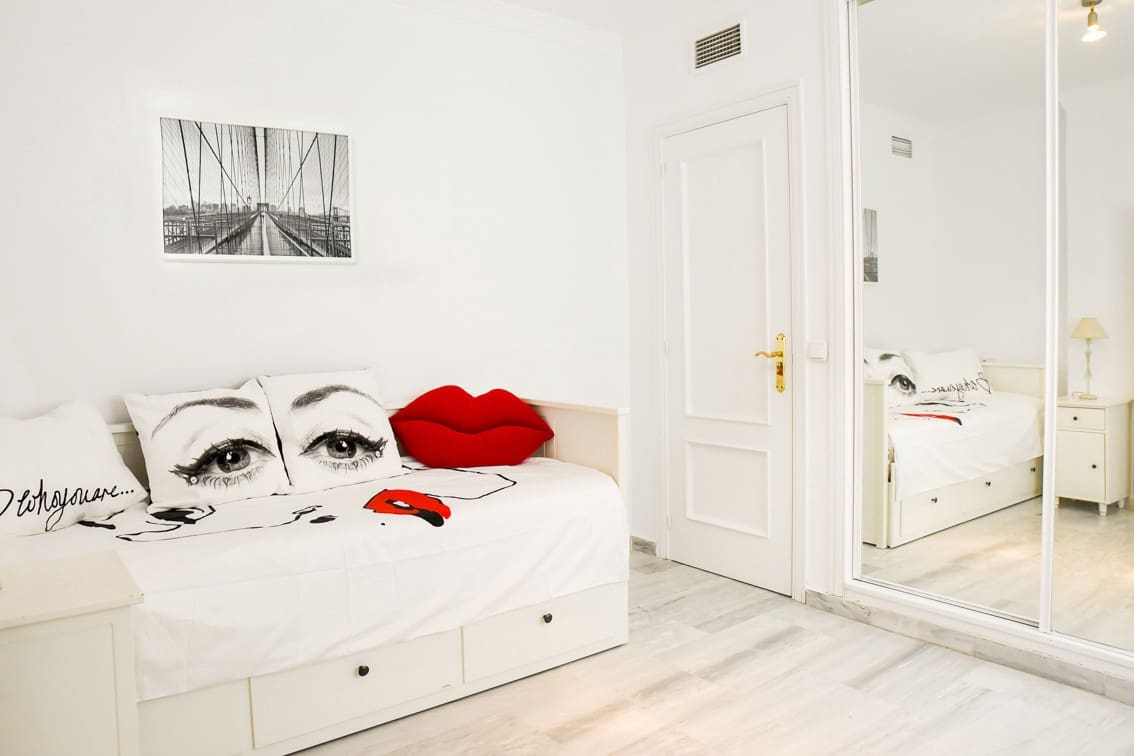 Ático de 3 habitaciones en Guadalmina en alquiler con piscina garaje - 3.200 € (Ref: 9001254)