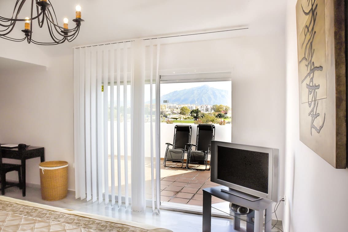 Ático de 3 habitaciones en Guadalmina en alquiler con piscina garaje - 3.200 € (Ref: 9001254)