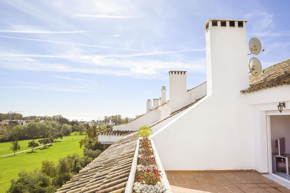 Ático de 3 habitaciones en Guadalmina en alquiler con piscina garaje - 3.200 € (Ref: 9001254)