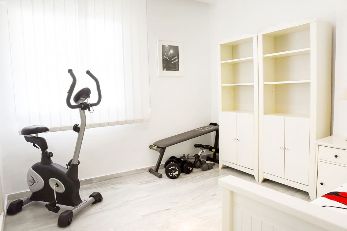 Ático de 3 habitaciones en Guadalmina en alquiler con piscina garaje - 3.200 € (Ref: 9001254)