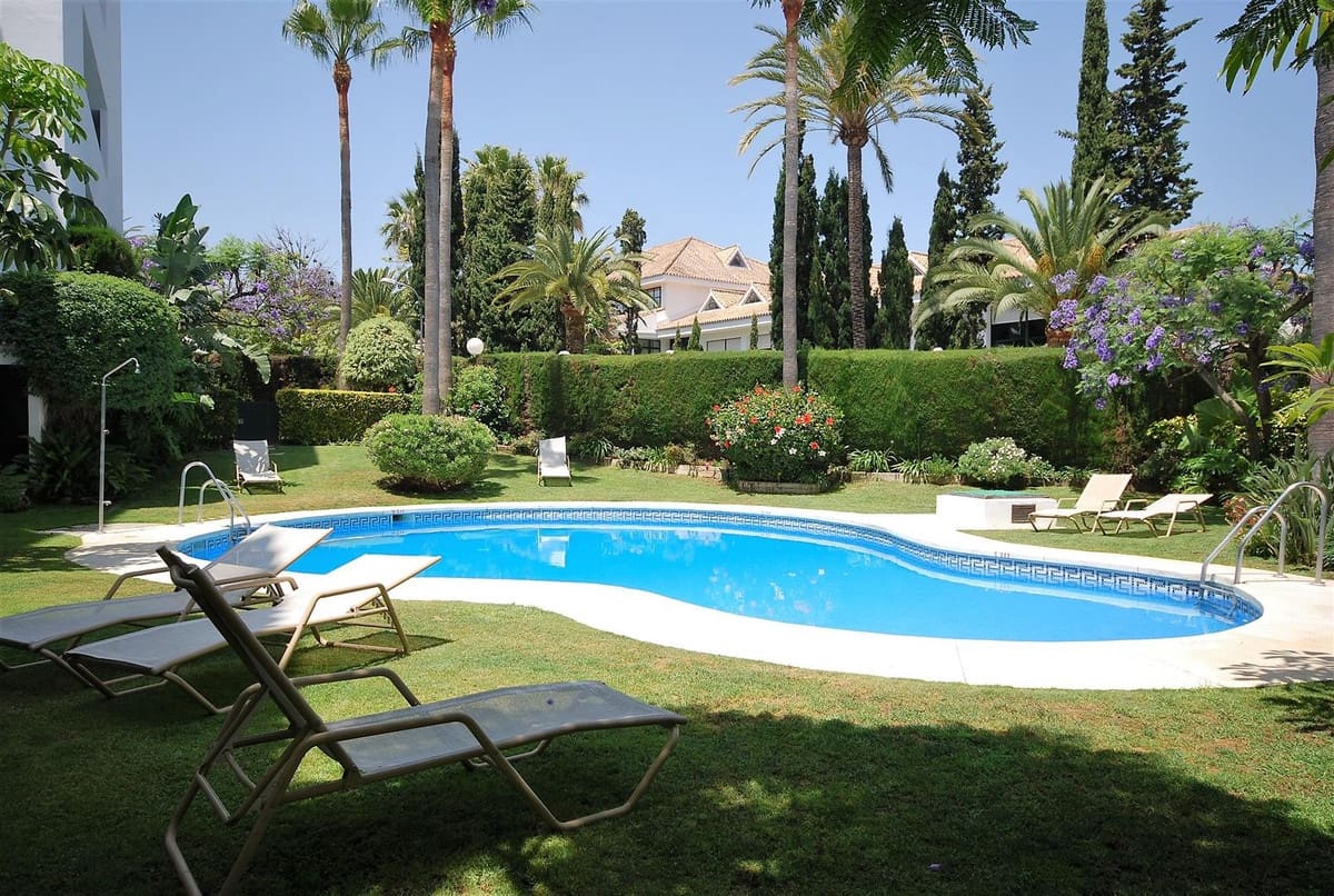 Ático de 3 habitaciones en Guadalmina en alquiler con piscina garaje - 3.200 € (Ref: 9001254)