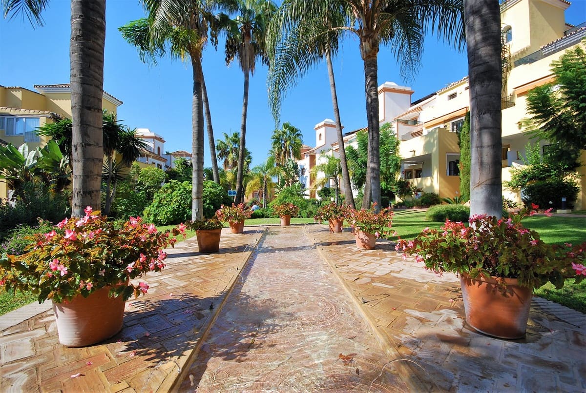 4 slaapkamer Appartement te koop in Guadalmina met zwembad garage - € 799.000 (Ref: 9181890)