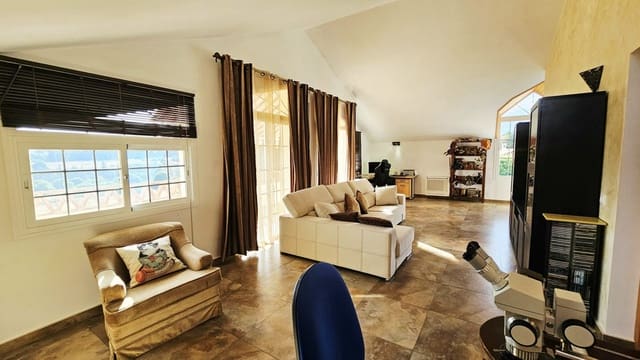 4 soverom Villa til salgs i Málaga by med svømmebasseng garasje - € 1 240 000 (Ref: 9187514)