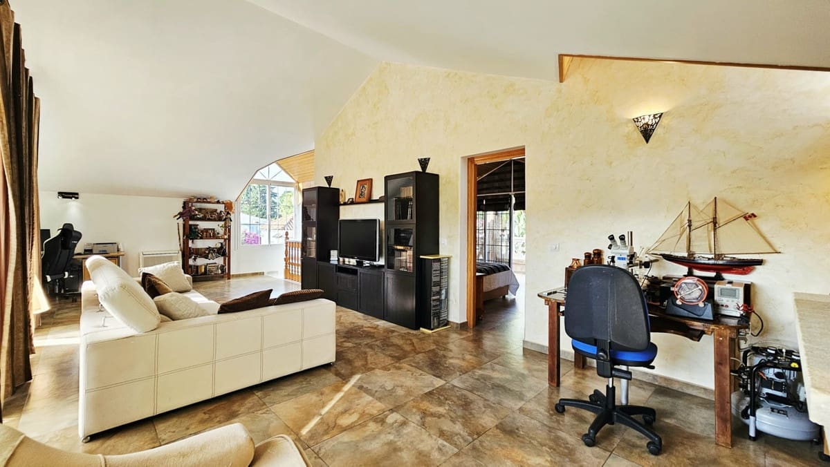 4 soveværelse Villa til salg i Malaga by med swimmingpool garage - € 1.240.000 (Ref: 9187514)
