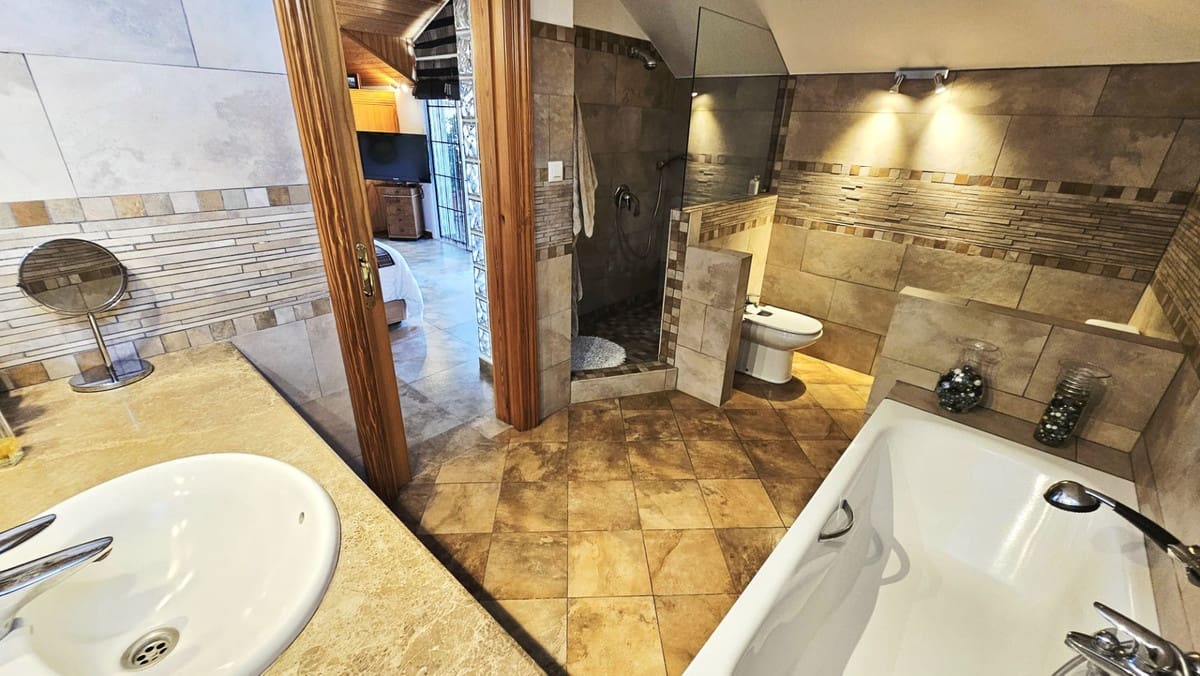 4 soveværelse Villa til salg i Malaga by med swimmingpool garage - € 1.240.000 (Ref: 9187514)