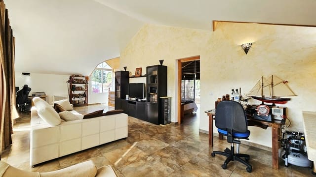 4 soverom Villa til salgs i Málaga by med svømmebasseng garasje - € 1 240 000 (Ref: 9187514)