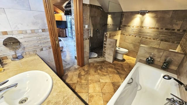 4 soverom Villa til salgs i Málaga by med svømmebasseng garasje - € 1 240 000 (Ref: 9187514)