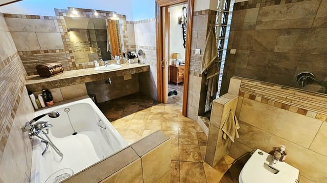 4 soverom Villa til salgs i Málaga by med svømmebasseng garasje - € 1 240 000 (Ref: 9187514)