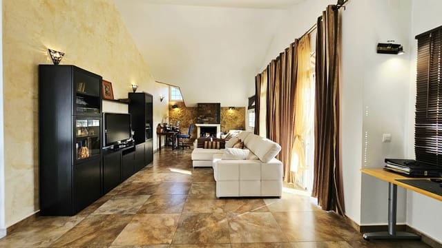 4 soverom Villa til salgs i Málaga by med svømmebasseng garasje - € 1 240 000 (Ref: 9187514)