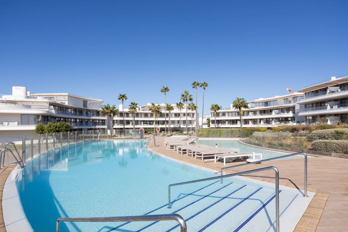 4 bedroom Beach Apartment for sale in Estepona with pool garage - € 1,400,000 (Ref: 9204870)