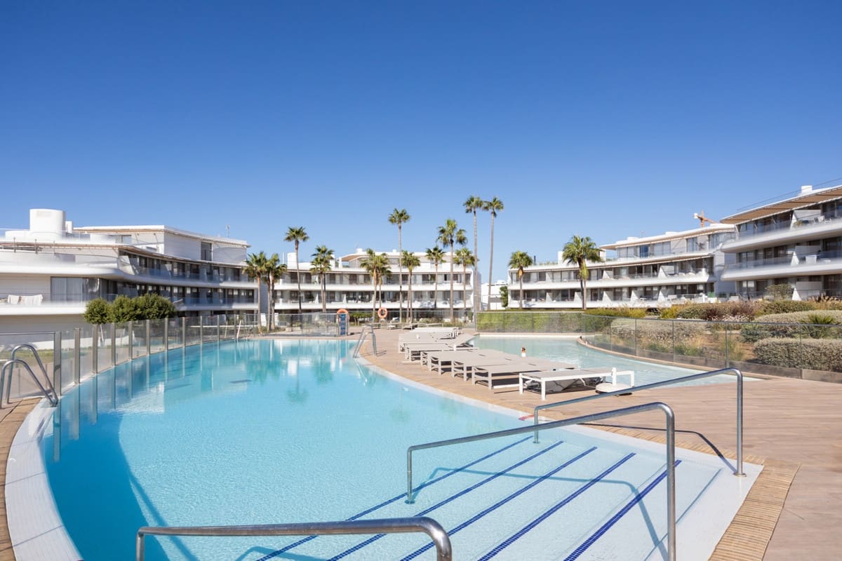 4 bedroom Beach Apartment for sale in Estepona with pool garage - € 1,350,000 (Ref: 9204870)