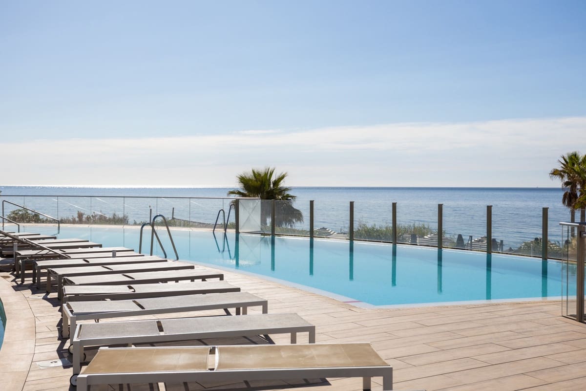 4 bedroom Beach Apartment for sale in Estepona with pool garage - € 1,350,000 (Ref: 9204870)