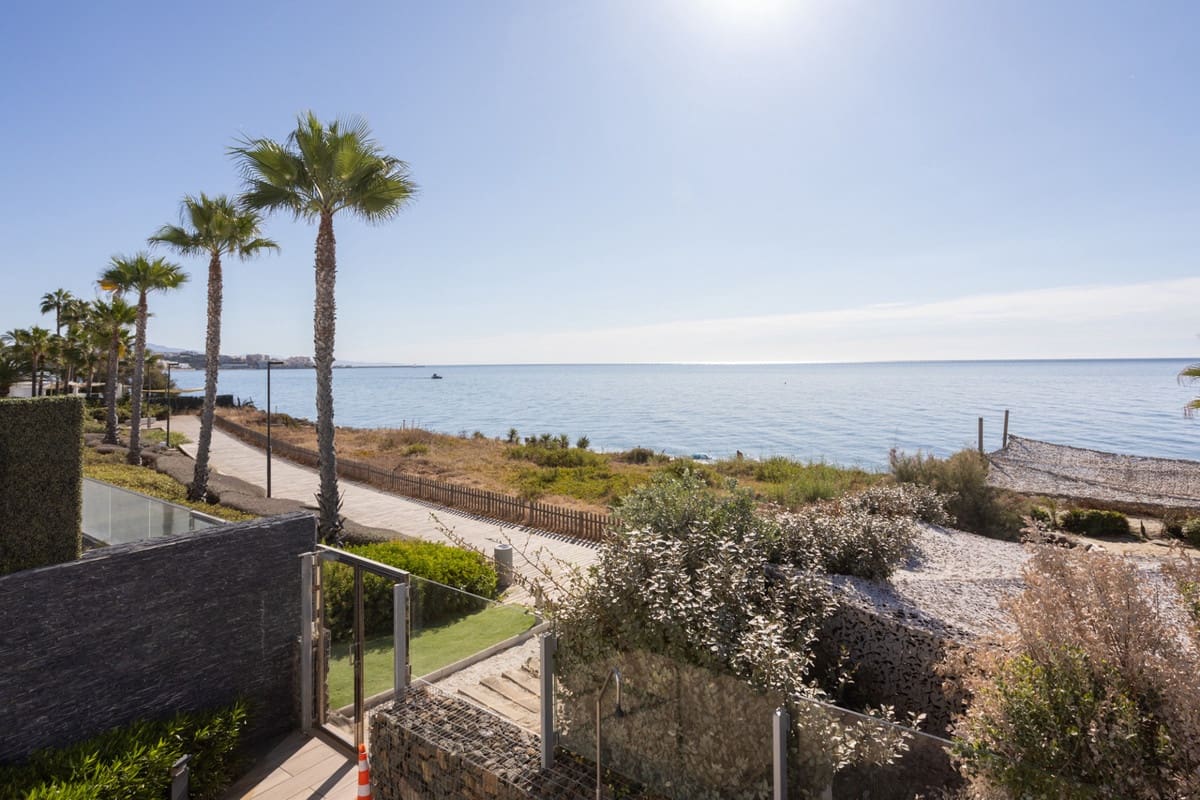 4 bedroom Beach Apartment for sale in Estepona with pool garage - € 1,350,000 (Ref: 9204870)