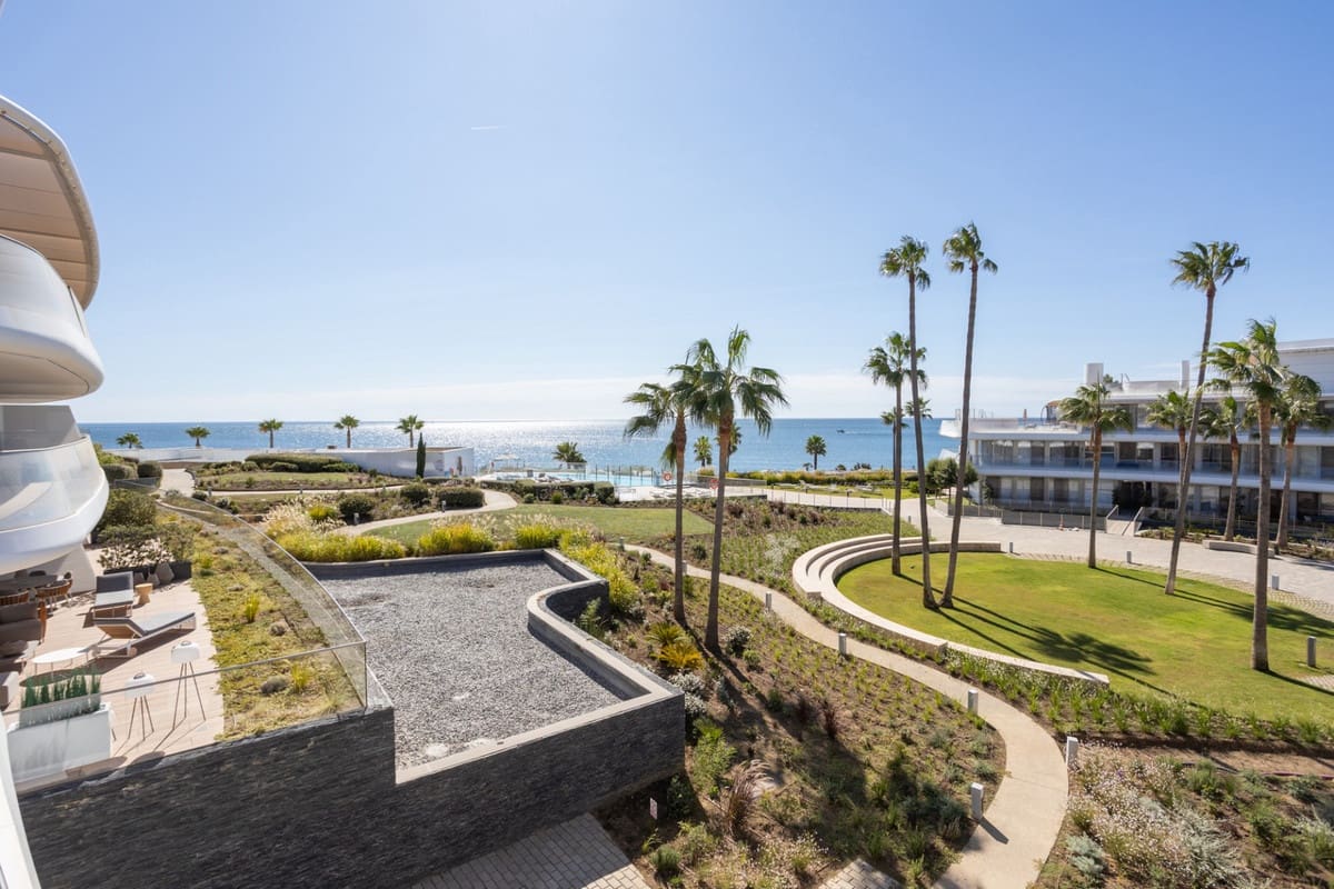 4 bedroom Beach Apartment for sale in Estepona with pool garage - € 1,350,000 (Ref: 9204870)