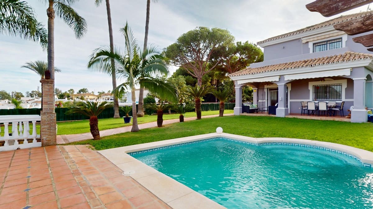 Chalet de 3 habitaciones en Estepona en venta con piscina garaje - 1.350.000 € (Ref: 9257541)