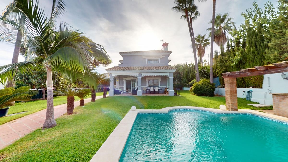 Chalet de 3 habitaciones en Estepona en venta con piscina garaje - 1.350.000 € (Ref: 9257541)