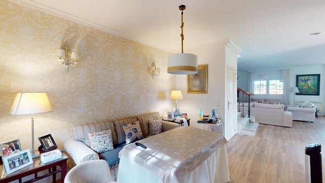 3 makuuhuone Huvila myytävänä paikassa Estepona mukana uima-altaan 
autotalli - 1 350 000 € (Ref: 9257541)