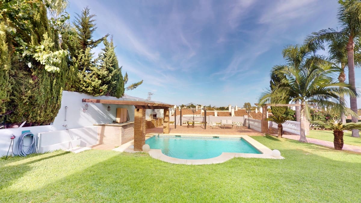 3 soveværelse Villa til salg i Estepona med swimmingpool garage - € 1.350.000 (Ref: 9257541)