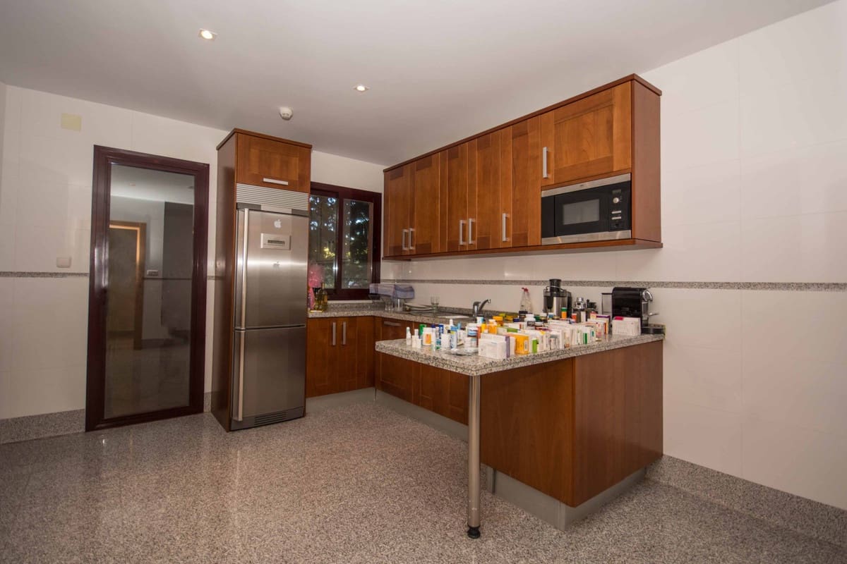 4 bedroom Beach Apartment for sale in New Golden Mile with pool garage - € 845,000 (Ref: 9271389)