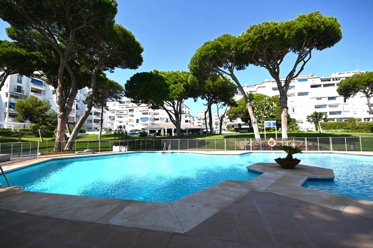 2 soveværelse Strandlejlighed til salg i Puerto Banus med swimmingpool - € 1.050.000 (Ref: 9309107)