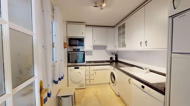 2 soveværelse Strandlejlighed til salg i Puerto Banus, Marbella med swimmingpool - € 1.050.000 (Ref: 9309107)