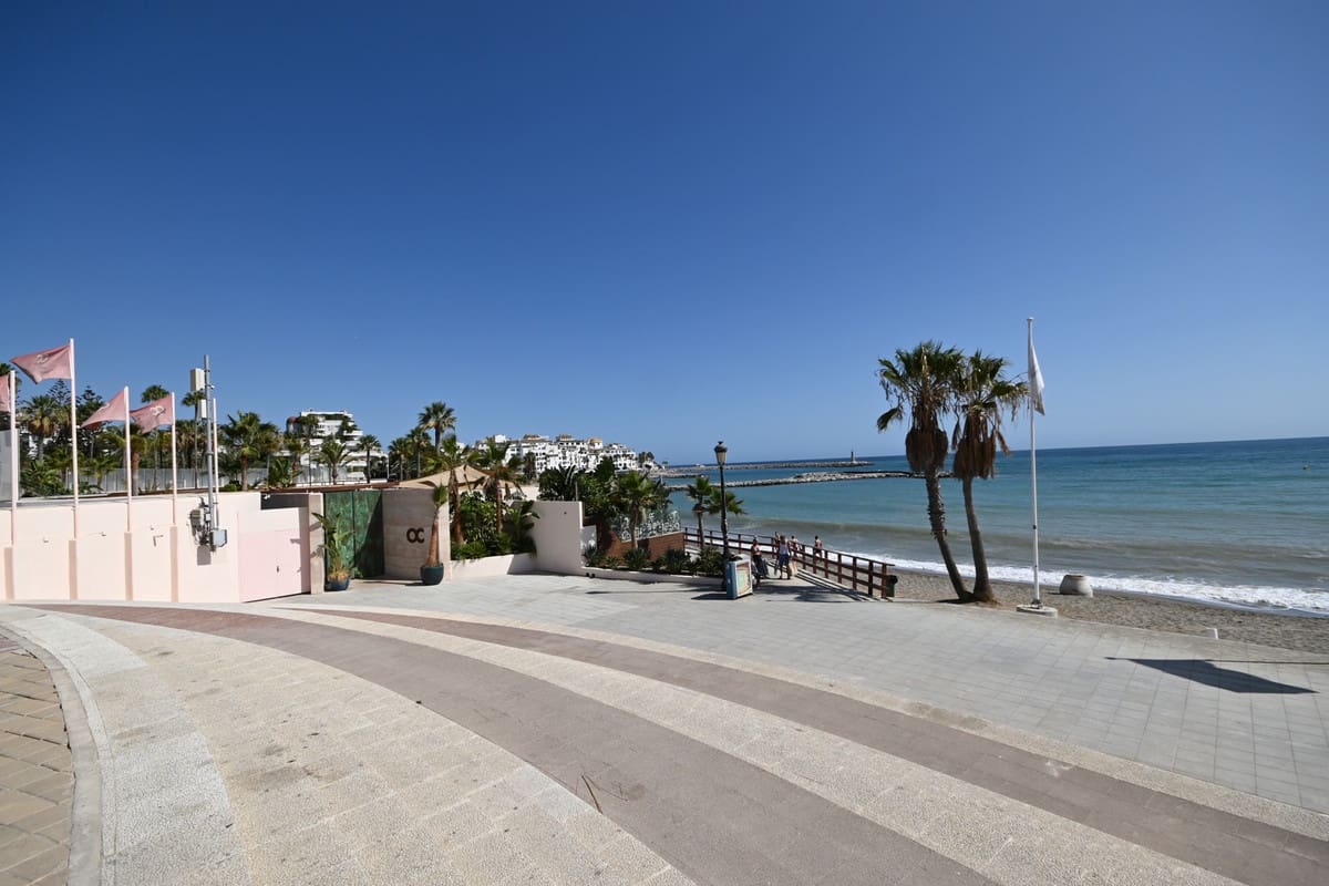 2 soveværelse Strandlejlighed til salg i Puerto Banus med swimmingpool - € 1.050.000 (Ref: 9309107)