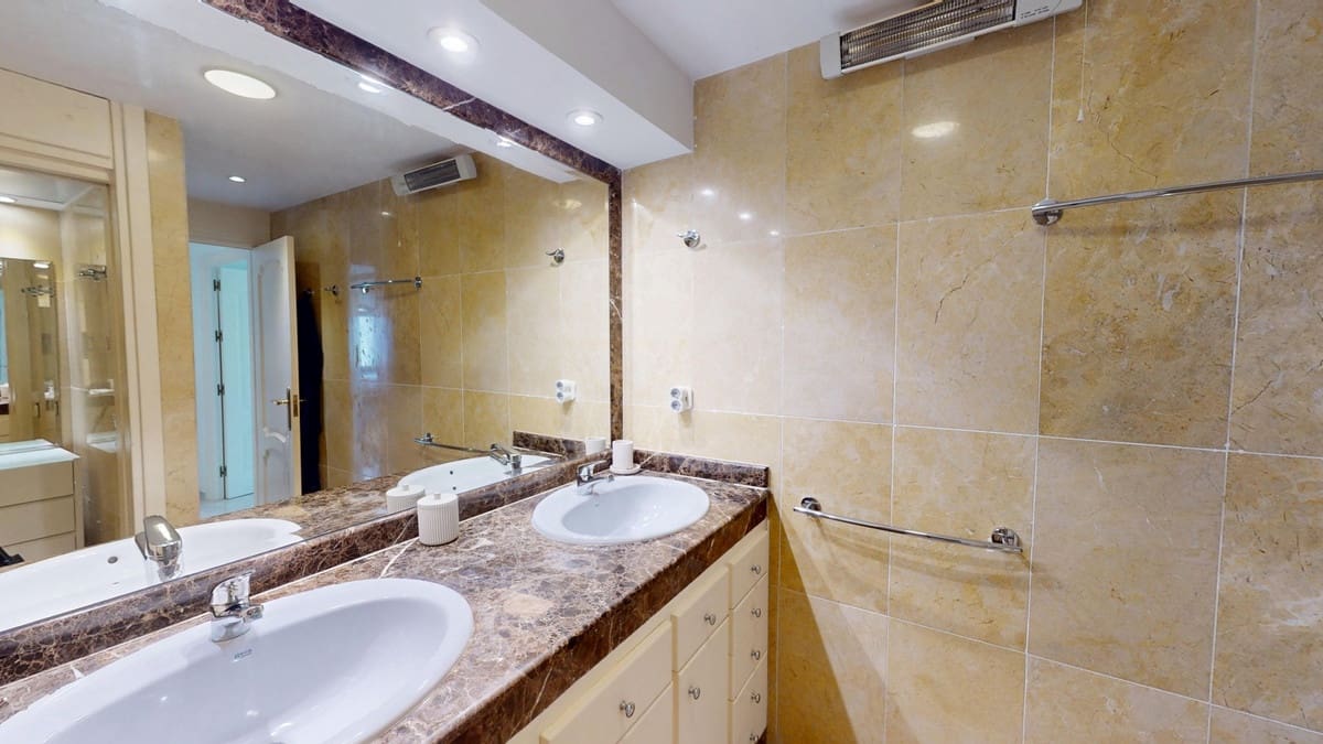 2 soveværelse Strandlejlighed til salg i Puerto Banus med swimmingpool - € 1.050.000 (Ref: 9309107)