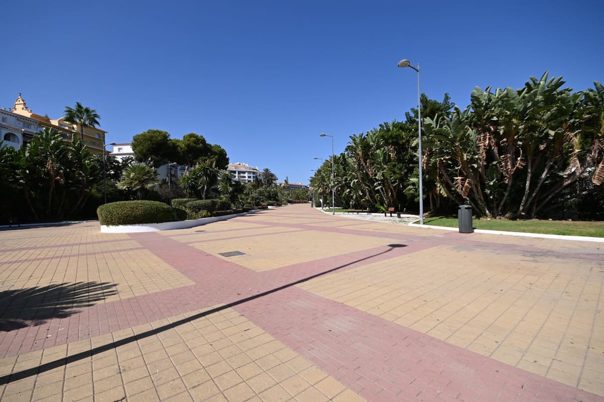 2 soveværelse Strandlejlighed til salg i Puerto Banus med swimmingpool - € 1.050.000 (Ref: 9309107)