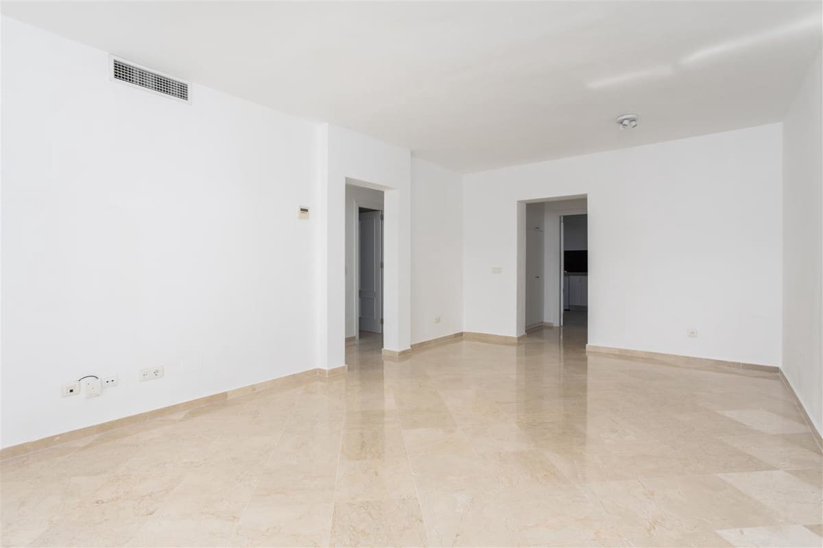 2 soverom Leilighet til salgs i Guadalmina med svømmebasseng garasje - € 420 000 (Ref: 9318173)