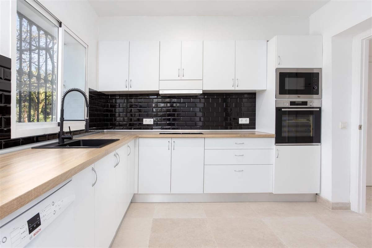 2 soverom Leilighet til salgs i Guadalmina med svømmebasseng garasje - € 420 000 (Ref: 9318173)