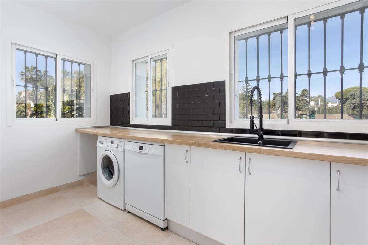 2 soverom Leilighet til salgs i Guadalmina med svømmebasseng garasje - € 420 000 (Ref: 9318173)