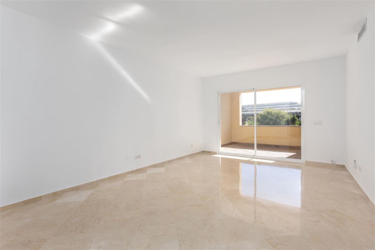 2 soverom Leilighet til salgs i Guadalmina med svømmebasseng garasje - € 420 000 (Ref: 9318173)