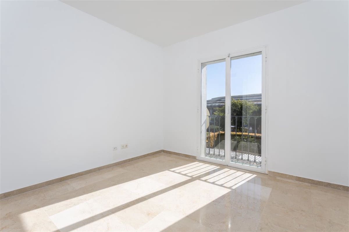 2 soverom Leilighet til salgs i Guadalmina med svømmebasseng garasje - € 420 000 (Ref: 9318173)