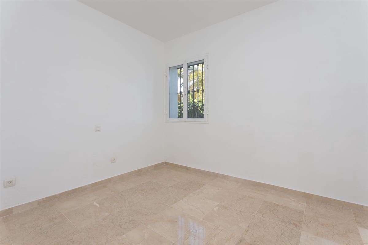 2 soverom Leilighet til salgs i Guadalmina med svømmebasseng garasje - € 420 000 (Ref: 9318173)