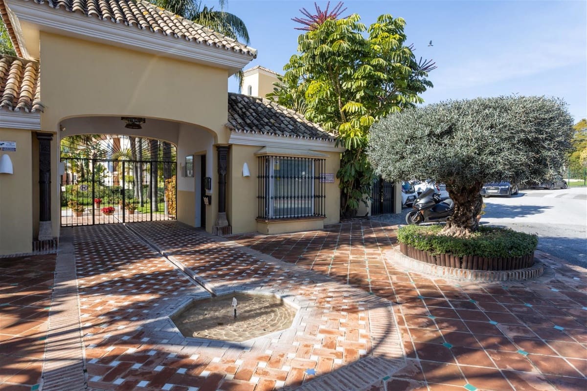 2 soverom Leilighet til salgs i Guadalmina med svømmebasseng garasje - € 420 000 (Ref: 9318173)