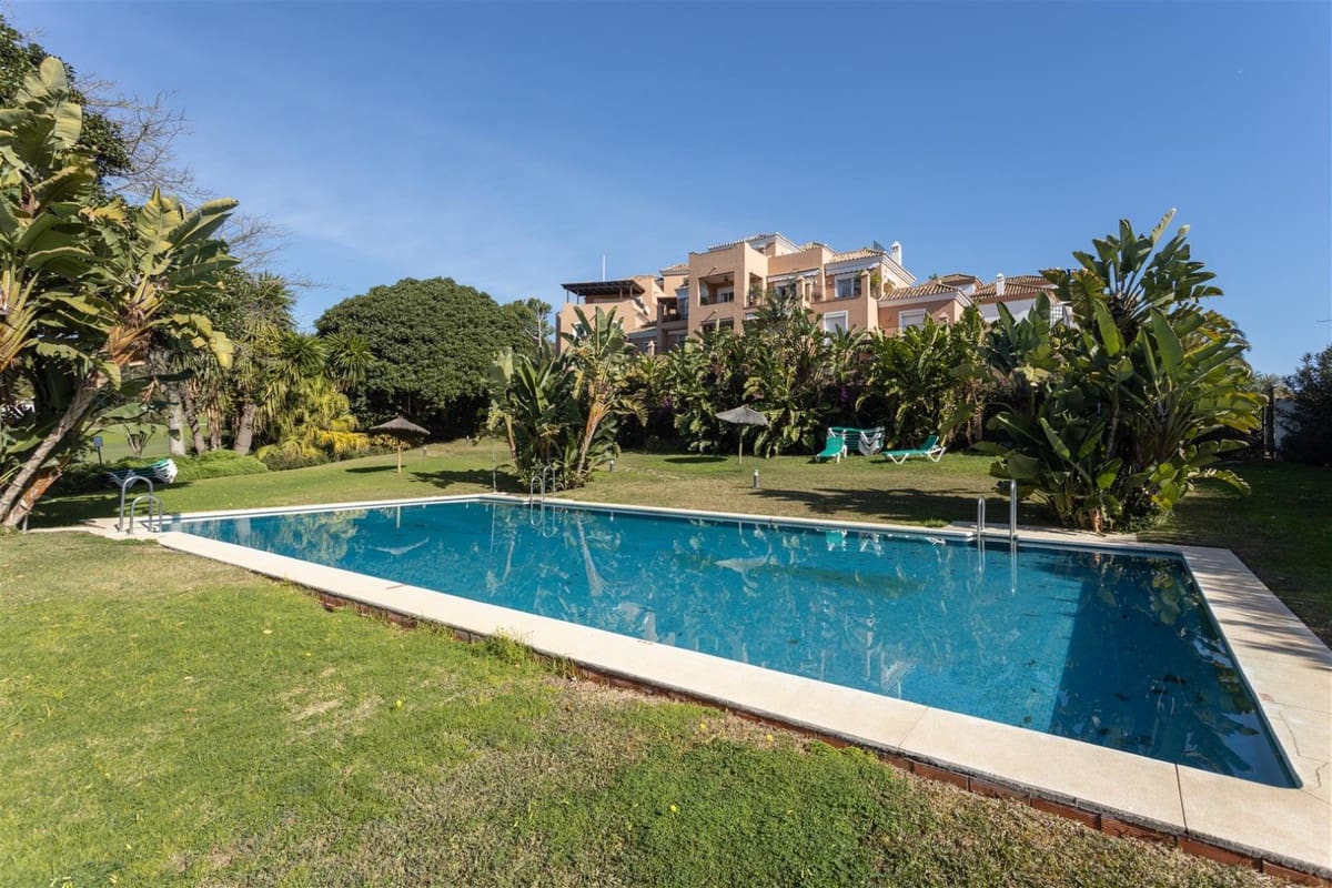 2 soverom Leilighet til salgs i Guadalmina med svømmebasseng garasje - € 420 000 (Ref: 9318173)